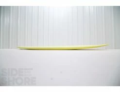 Plus - Yellow - 7'0" X 23" X 3 1/2" - 68 L - Thruster - Futures -Side-Shore Soldes Magasin plus yellow 70 x 23 x 3 12 68 l thruster futures indio 4